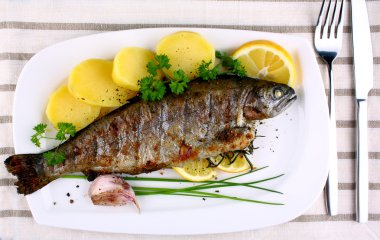 patates, limon ve sarımsak ile tüm Izgara Alabalık