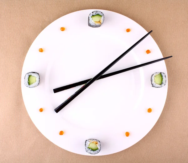 Reloj de sushi, concepto de tiempo con caviar en un plato blanco —  Fotos de Stock