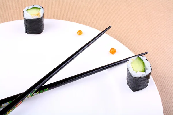 Reloj de sushi, concepto de tiempo con caviar en plato blanco — Foto de Stock