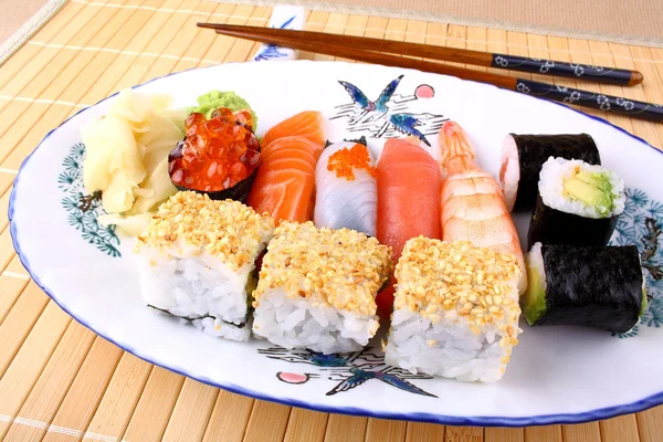 Delicioso sushi con caviar rojo, palillos — Foto de Stock