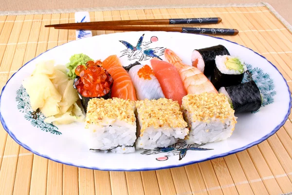 Délicieux sushi avec baguettes et caviar rouge — Photo