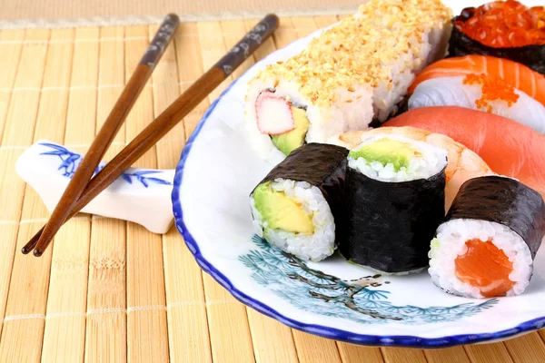 Variaciones de sushi con palillos y caviar rojo — Foto de Stock