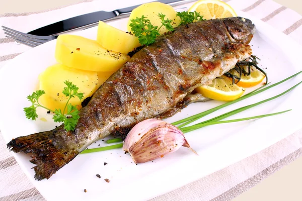 Grilled whole trout, potato, lemon and garlic — Stock Photo, Image