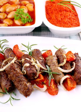 Dev beyaz fasulye ve ajvar ile ızgara cevapcici
