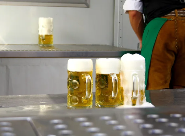 Birra fresca da tre litri all'Oktoberfest — Foto Stock