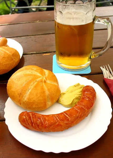 Salchicha con pan y mostaza en el jardín de cerveza — Foto de Stock