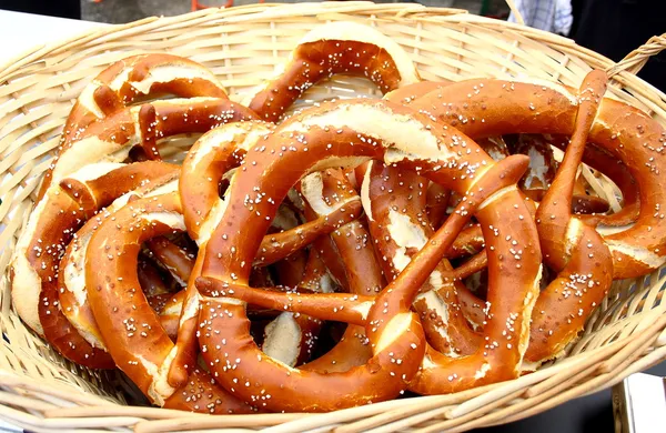 Stor flätad korg med jätte pretzels — Stockfoto