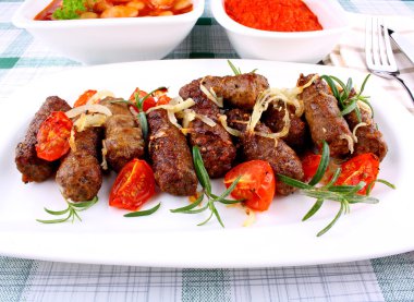 ajvar ve dev beyaz fasulye ile ızgara cevapcici
