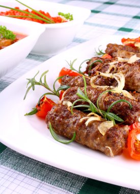 Dev beyaz fasulye ve soslu ızgara et rulolar
