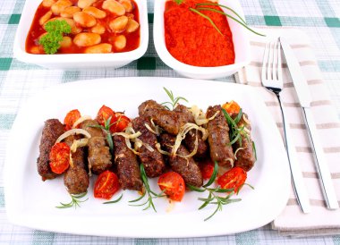 Dev beyaz fasulye ile ızgara kıymalı rulo