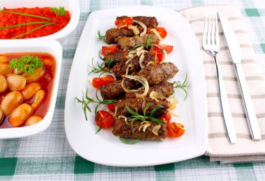 ajvar ve dev beyaz fasulye ile ızgara cevapcici