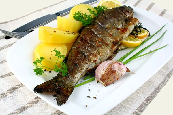 Grilled whole trout with potato, lemon, chives and garlic — Stock Photo, Image