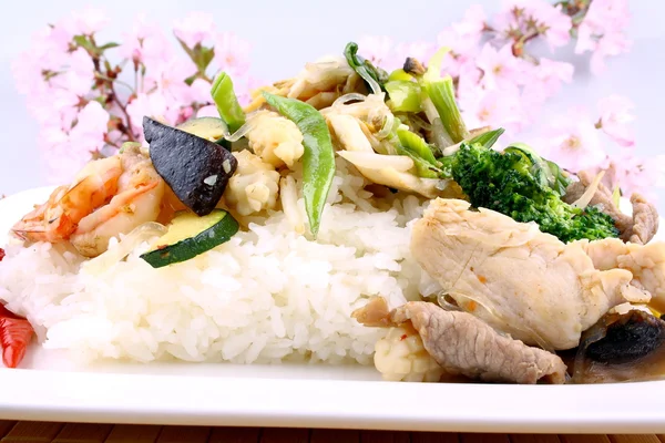 Arroz asiático con gambas, carne y verduras — Foto de Stock