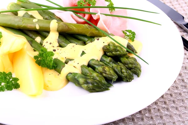 Asparagi verdi con prosciutto, patate e sugo — Foto Stock