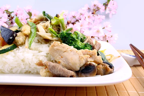 Arroz asiático con gambas, carne y verduras — Foto de Stock