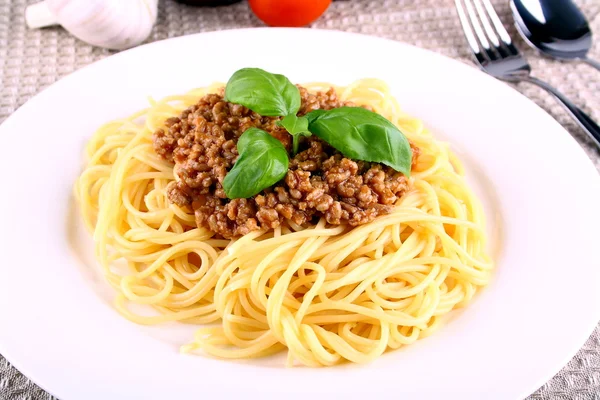 Delicious spaghetti bolognese with basil leaves — Stock Photo, Image