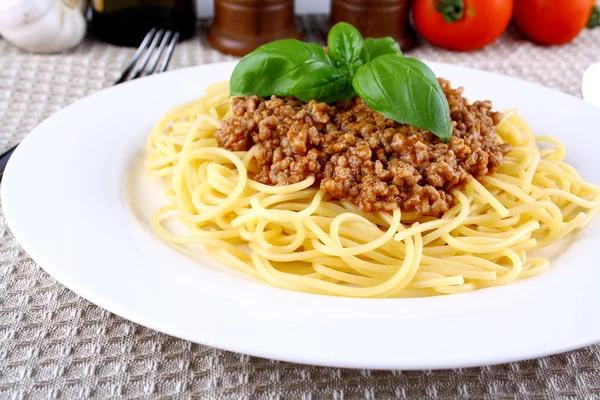 Utsökt spaghetti bolognese med basilika på vit platta — Stockfoto