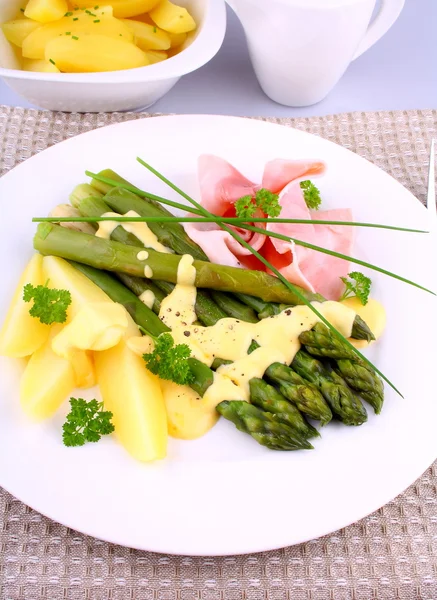 Espargos verdes com presunto, batata, salsa e molho — Fotografia de Stock