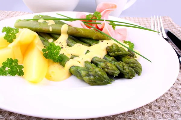 Espargos verdes com presunto, batata, cebolinha e molho — Fotografia de Stock