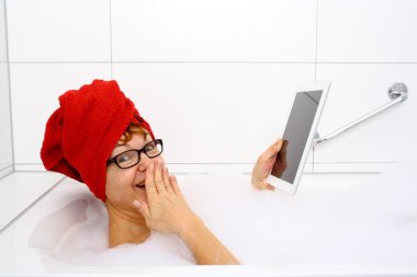tablet bilgisayarlar ile küvet içinde karışık kadın