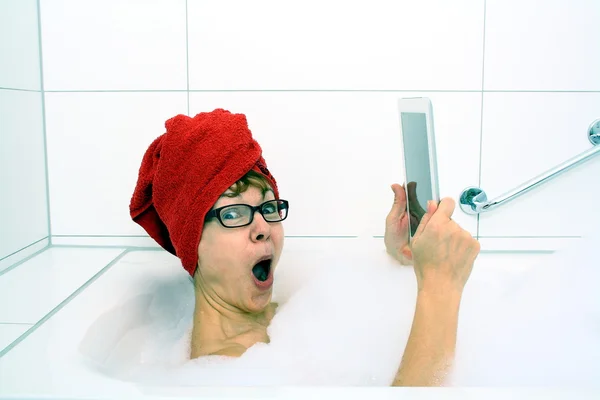 Frau in Badewanne mit Tablet-Computern entzückt — Stockfoto