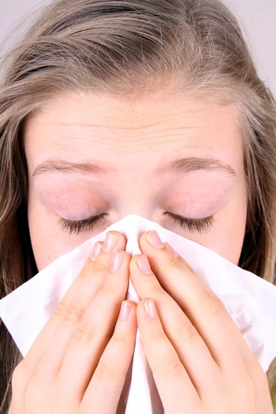 Meisje blaast haar neus met zakdoek, gezondheid concept — Stockfoto