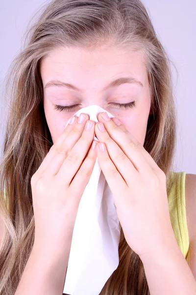 Meisje blaast haar neus met zakdoek, allergie concept — Stockfoto