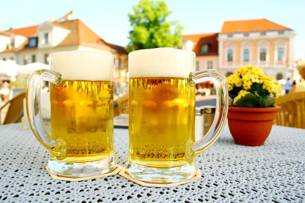 Two steins beer garden in the city — Stock Photo, Image