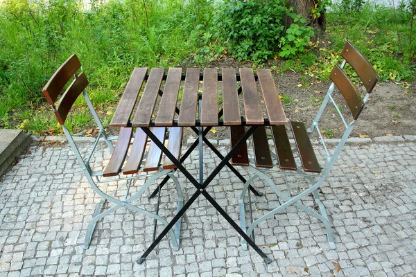 Twee stoelen en tafel in biertuin — Stockfoto