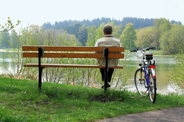 Oudere man vergadering ontspannen na het fietsen — Stockfoto