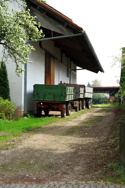 Tres remolques de carga en la granja bajo techo suspendido — Foto de Stock