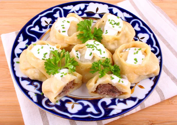 Manti, dumplings with minced meat and cream — Stock Photo, Image