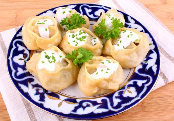 Manti, dumplings with minced meat and cream — Stock Photo, Image