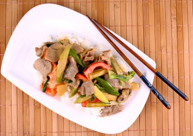 mantar, baby Mısır, havuç, Fıstık soslu dana