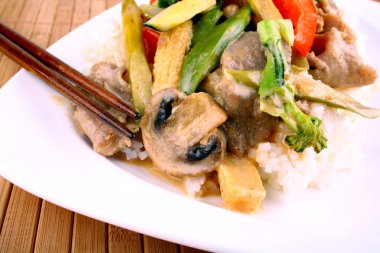 Asya sebze, pirinç, mantar ve Fıstık soslu dana