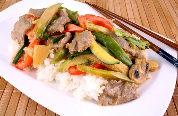 Carne de res con verduras asiáticas, arroz, champiñones y salsa de maní — Foto de Stock