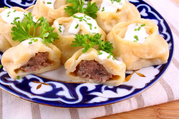 Stuffed dumplings, manti of dough and minced — Stock Photo, Image