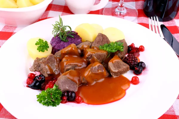 Goulash de veado com batata, molho de Borgonha e bagas silvestres — Fotografia de Stock