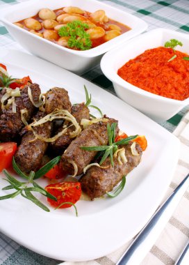 Dev beyaz fasulye ve soslu ızgara et rulolar