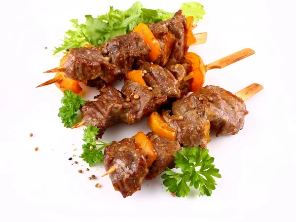 Lamb kebabs with yellow pepper and green salad — Stock Photo, Image