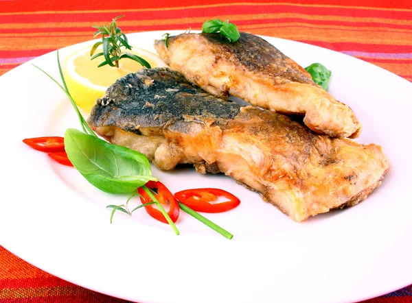 Filete de pescado frito con limón, albahaca y chile — Foto de Stock