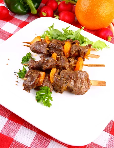 Lamb kebabs with yellow pepper and green salad on white plate — Stock Photo, Image