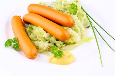 hardallı kızarmış lahana üzerinde üç mini sosisler