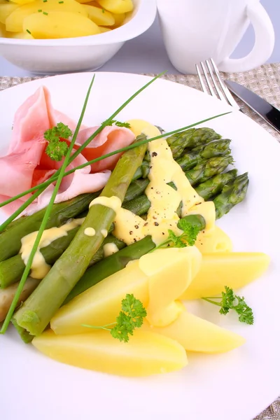 Groene asperges en aardappel, prosciutto met saus — Stockfoto