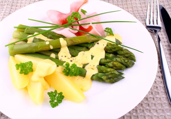 Green asparagus with potato, prosciutto and sauce — Stock Photo, Image