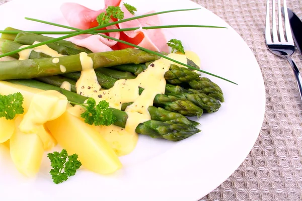 Espargos verdes com presunto, batata e molho — Fotografia de Stock