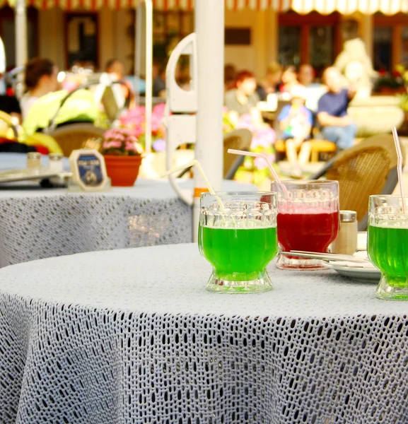 Berliner weisse, groen en rood cocktail met stro — Stockfoto