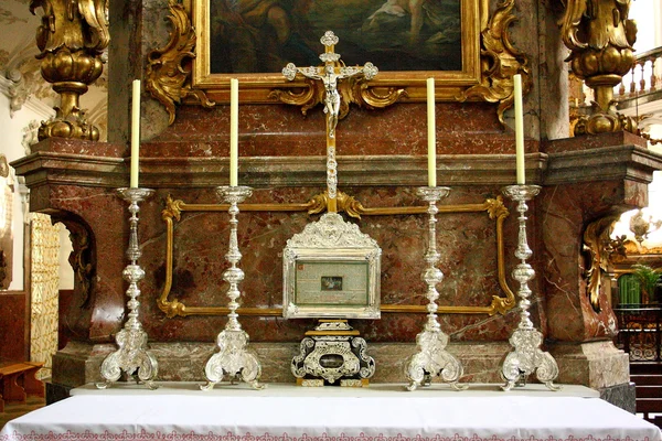 Stříbrný kříž a čtyři svíčky v kláštera andechs — Stock fotografie