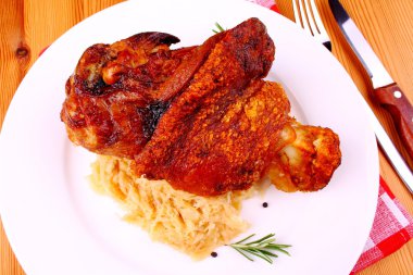 lahana turşusu ile ızgara domuz