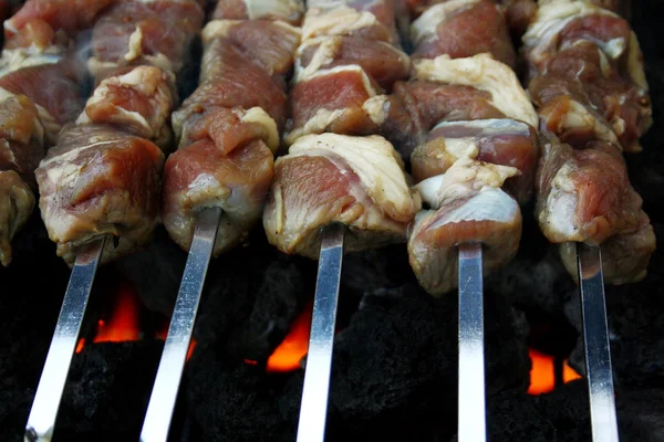 Marinated, raw lamb meat grilling on metal skewer — Stock Photo, Image